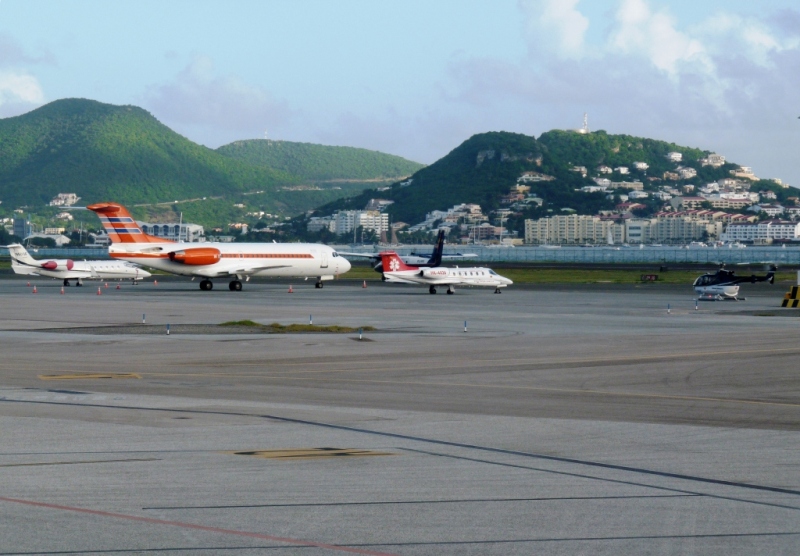 Kleiner Blick aufs Vorfeld, aus dem Flugzeug