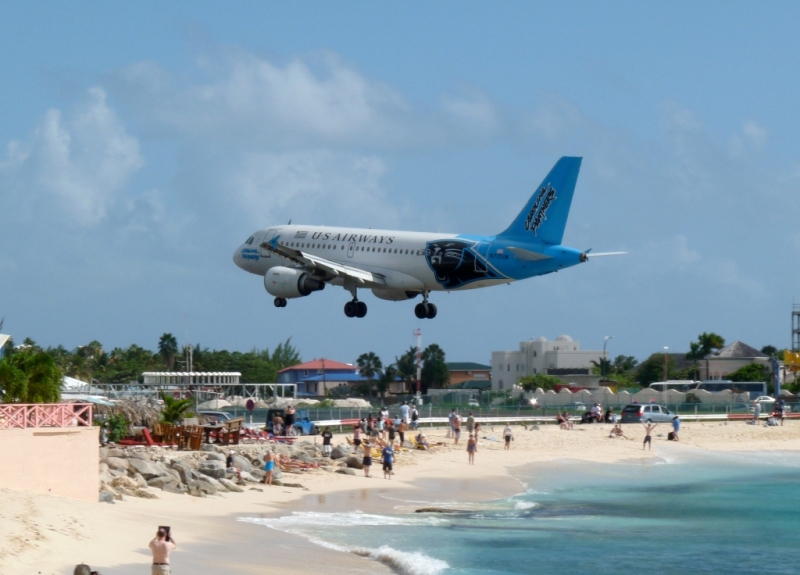 US Airways A319-112 N717UW Carolina Panthers. Gegenlicht Bild vom Sonesta