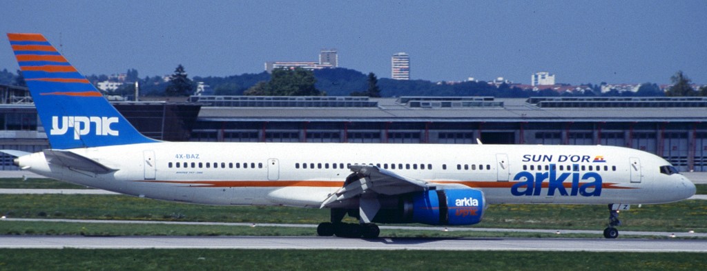 israelische Arkia mit zusätzlichen Sundor titles; damals jeden Sa nach TLV. Zuvor sogar mit 707.