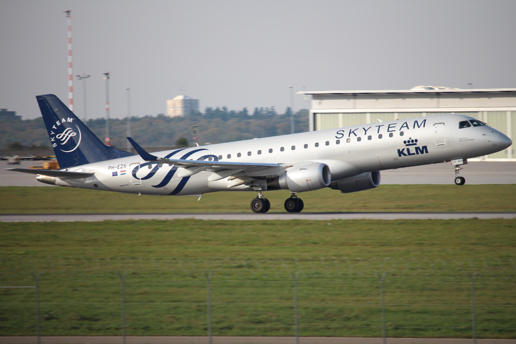 KLM(skyteam) ERJ-190 (PH-EZX).jpg