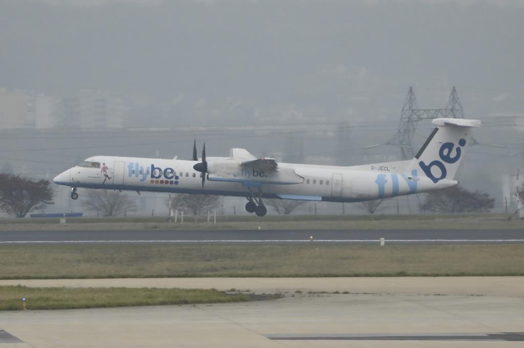 flybe mit fussballer an der seite