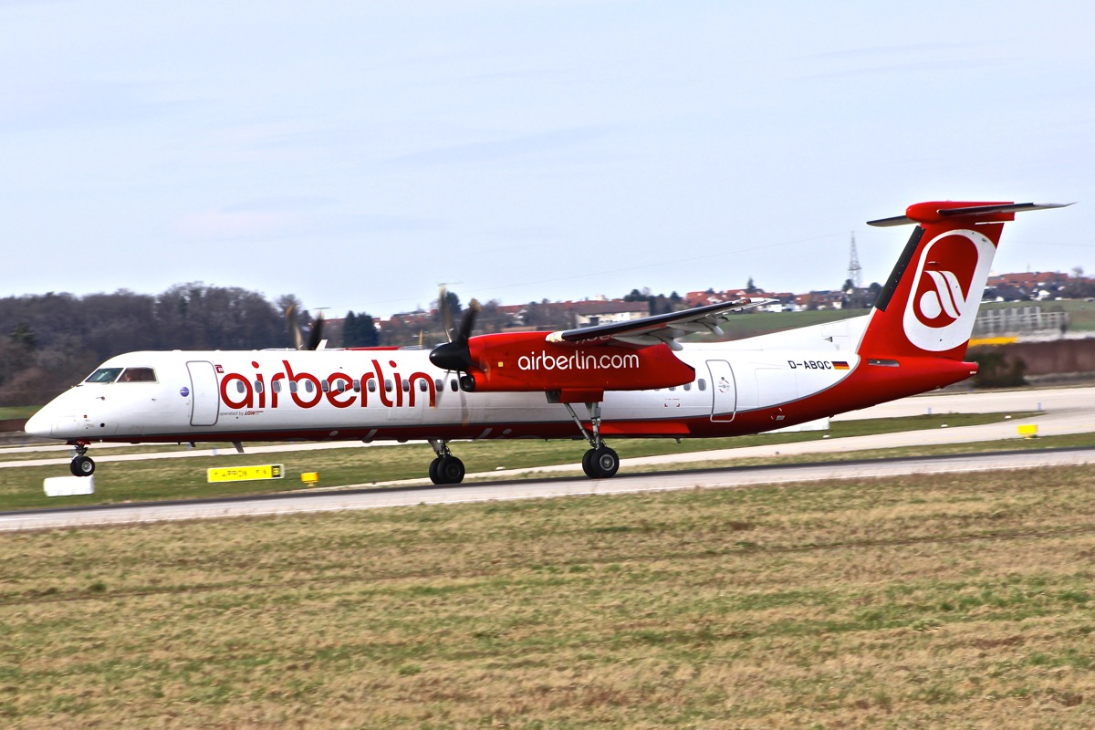 Air Berlin AB6842 (Kennzeichen: D-ABQC / Bombardier Dash 8 Q400) von Düsseldorf nach Stuttgart (Landing 16.03 Uhr)