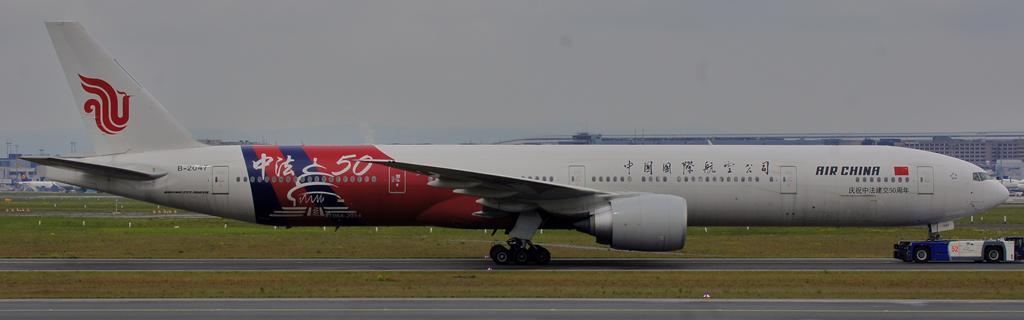 Air China <br />B777-300 rechte Seite, Himmelstempel