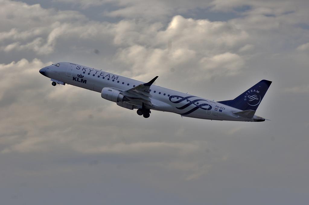 KLM Sky Team E190<br />PH-EZX