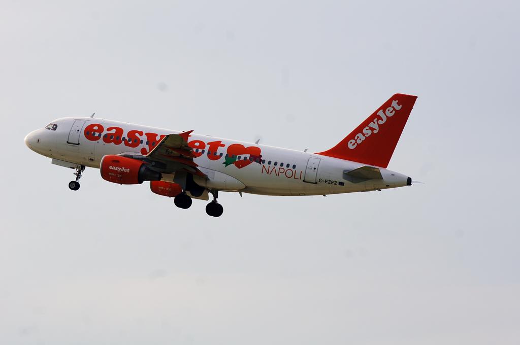 Easy Jet Napoli A319<br />G-EZEZ