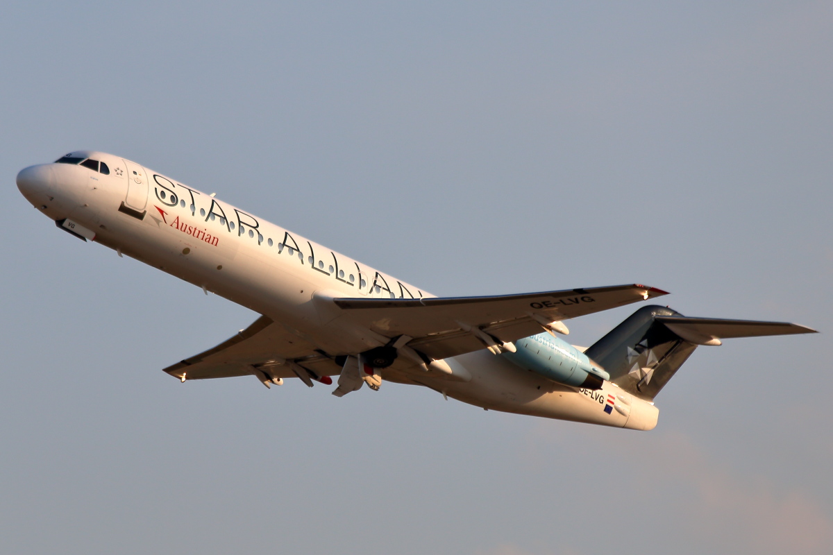 OE-LVG_Austrian Airlines_Fokker 100.JPG