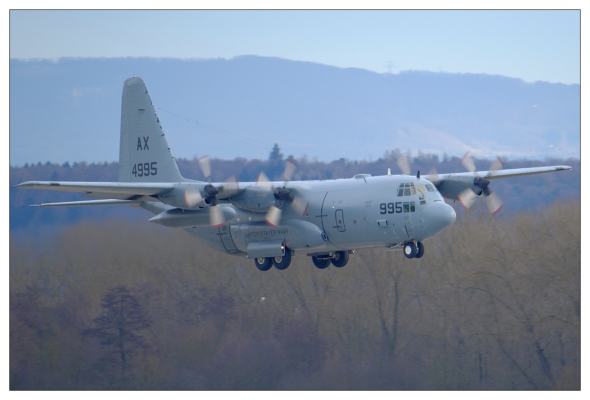 US Navy 164995 C130T 01.jpg