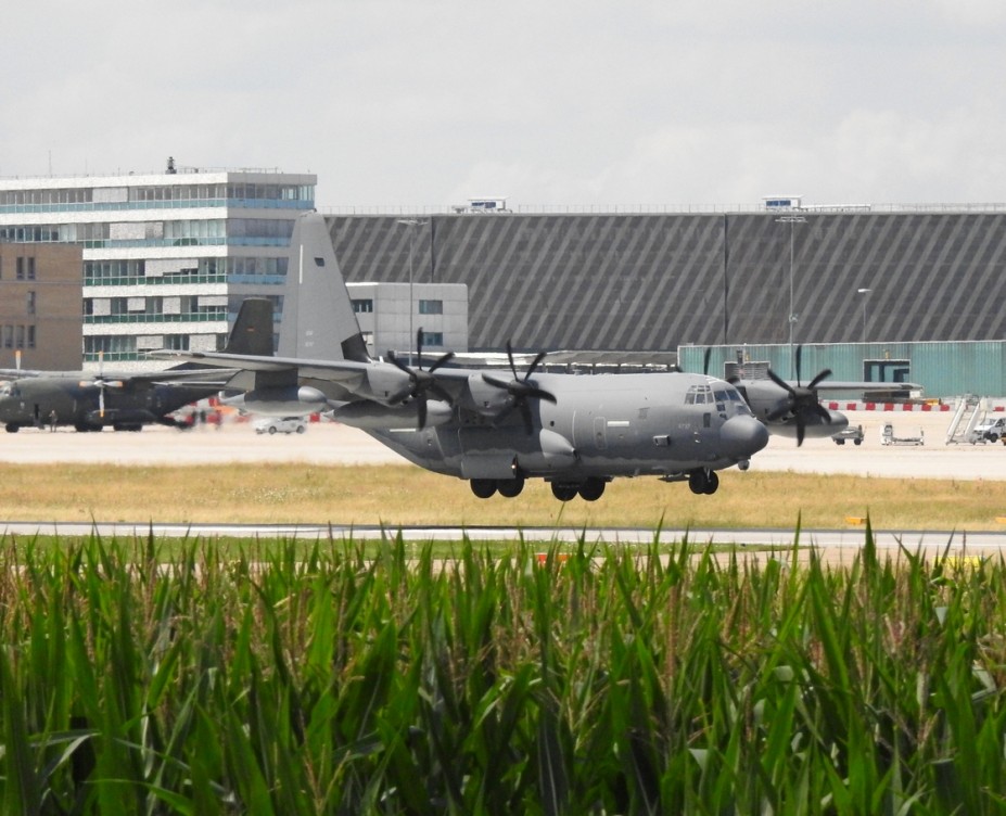 DSCN1746.JPG (555.66 KiB) 4940 mal betrachtet US Air Force<br />Lockheed MC-130J Hercules (L-382)<br />11-5737 (cn 382-5737)