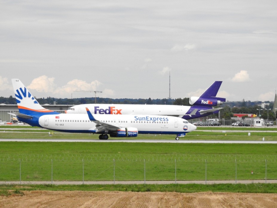 DSCN3270.JPG (454.89 KiB) 8169 mal betrachtet Beide in einem Foto vereint.<br />SunExpress <br />Boeing 737-8HC(WL)<br />TC-SEZ (c/n 61183)