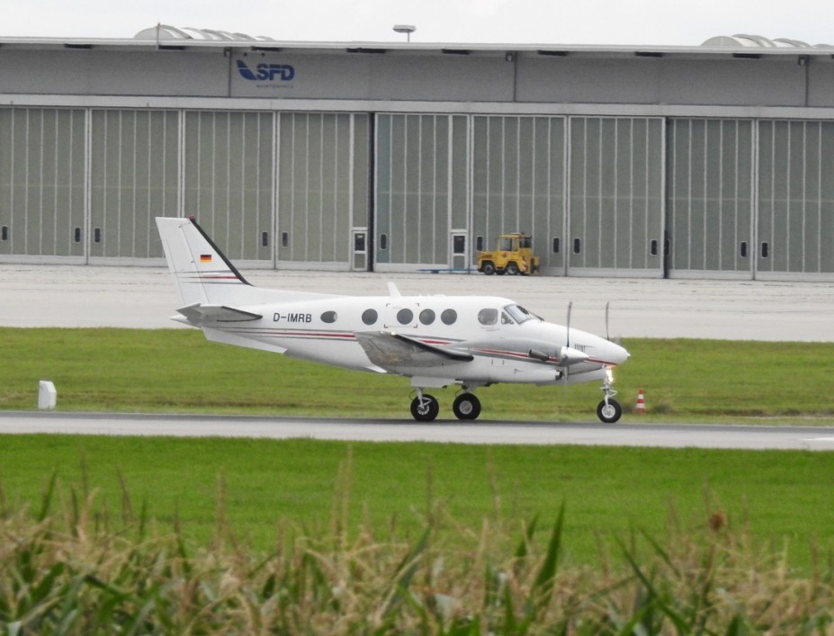 DSCN3169.JPG (470.25 KiB) 8171 mal betrachtet EFD Eisele Flugdienst<br />Beech C90GTI King Air<br />D-IMRB (c/n LJ-1900)