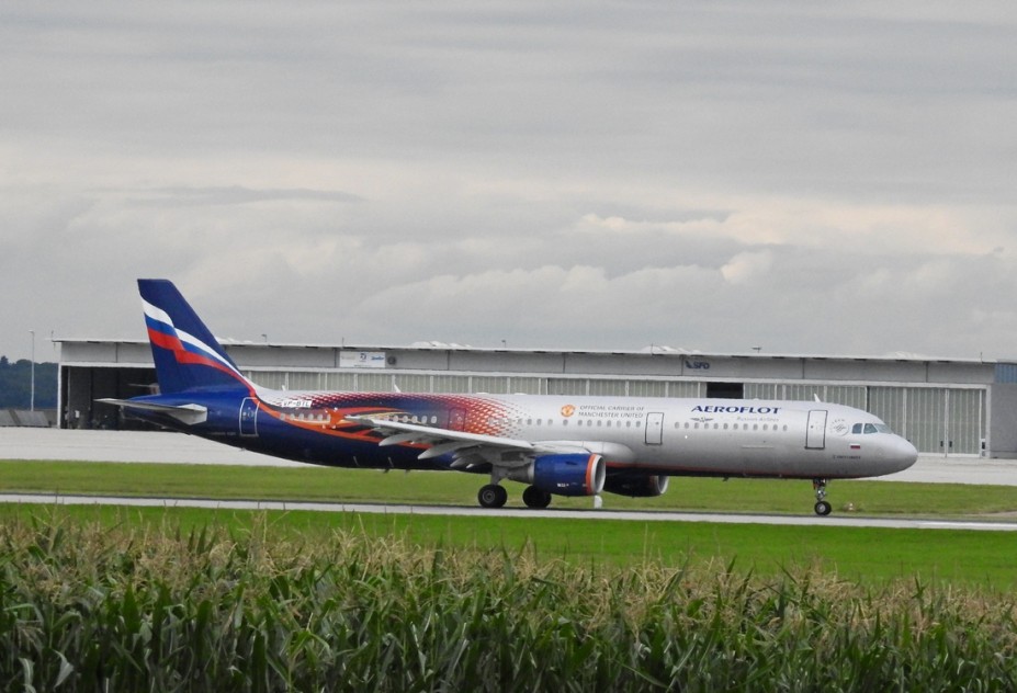 DSCN3307.JPG (431.56 KiB) 7565 mal betrachtet Aeroflot - Russian Airlines<br />Airbus A321-211<br />VP-BTL (c/n 5881)<br />Manchester United colors