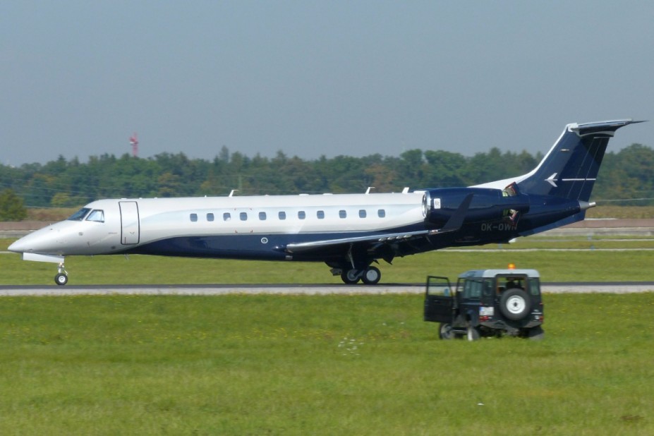OK-OWN  ERJ-135BJ.JPG