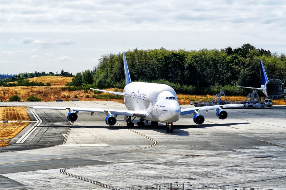 Boeing Dreamlifter vom Boeing Visitor Center aus.jpg