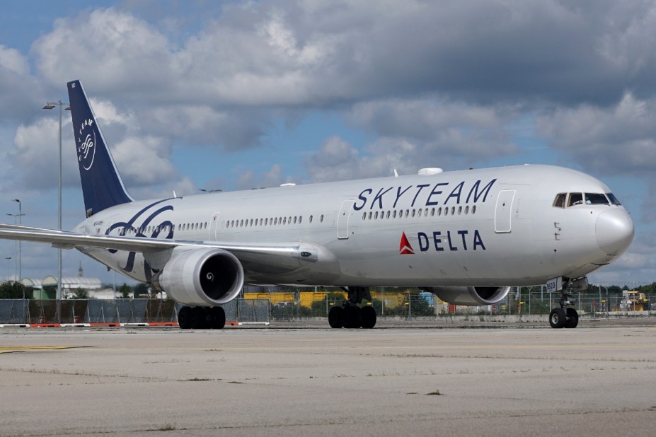 Make America great again: <br />Mit der 767-400 verbreitet Delta in Stuttgart eine klare Botschaft an sämtliche Konkurrenten: &quot;Mine is longer than yours&quot;.