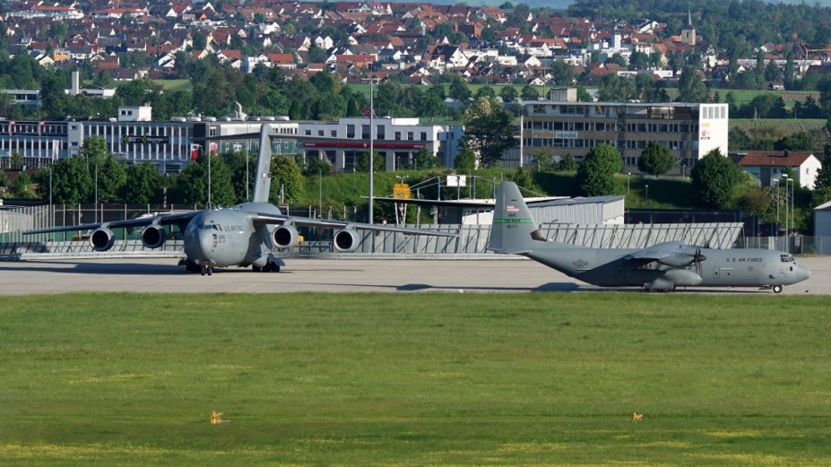 Make Amerika great again: <br />Diese C17 &amp; C130 liefern (Mit Zwischenstopp in der schönen Stadt Belgien) frischen Monsanto Gen Mais an deutsche McDonalds Filialen aus.