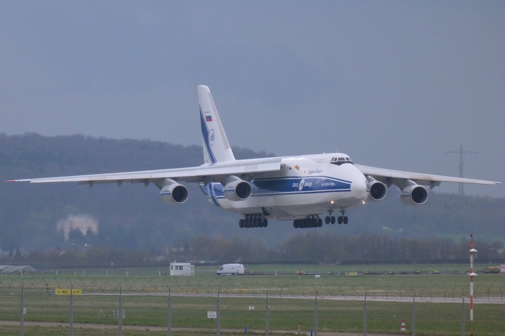 RA-82047 An-124-100