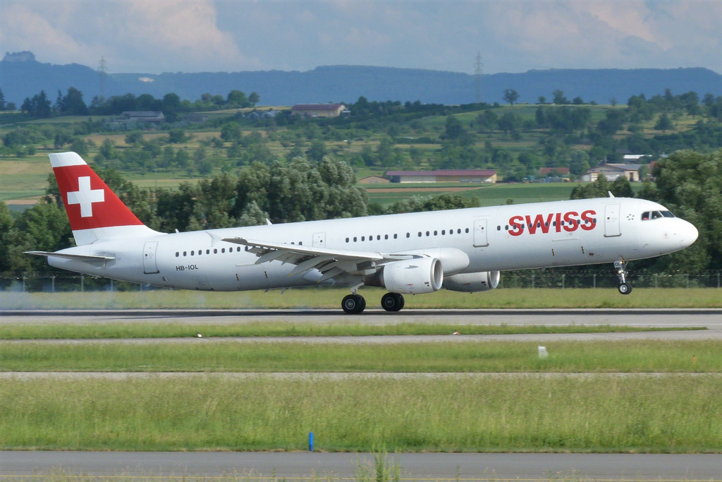 HB-IOL    A321-111   Swiss