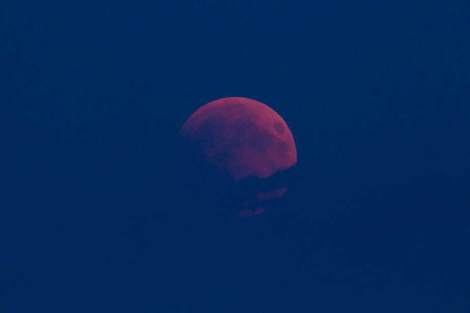 Der Blutmond kämpft sich durch die Wolken (21:57)