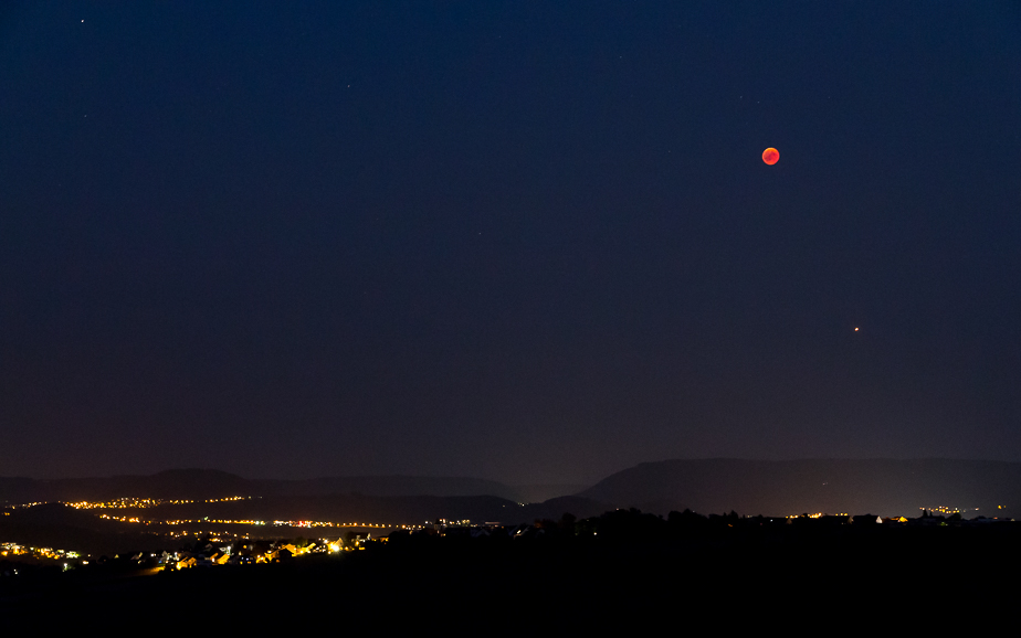 Blutmond und Mars über der Silhouette der Schwäbischen Alb  (22:32)