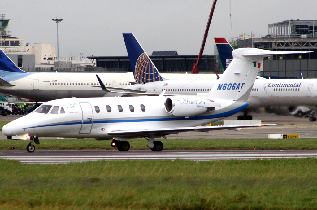 aLongborough Aviation INC N606AT Cessna 650 Citation VII 15.10. DUB.jpg