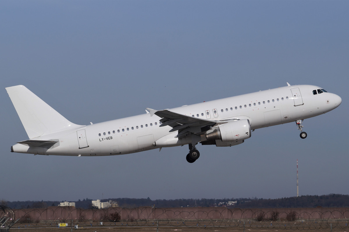 LY-VEB    A320-214    Avion Express