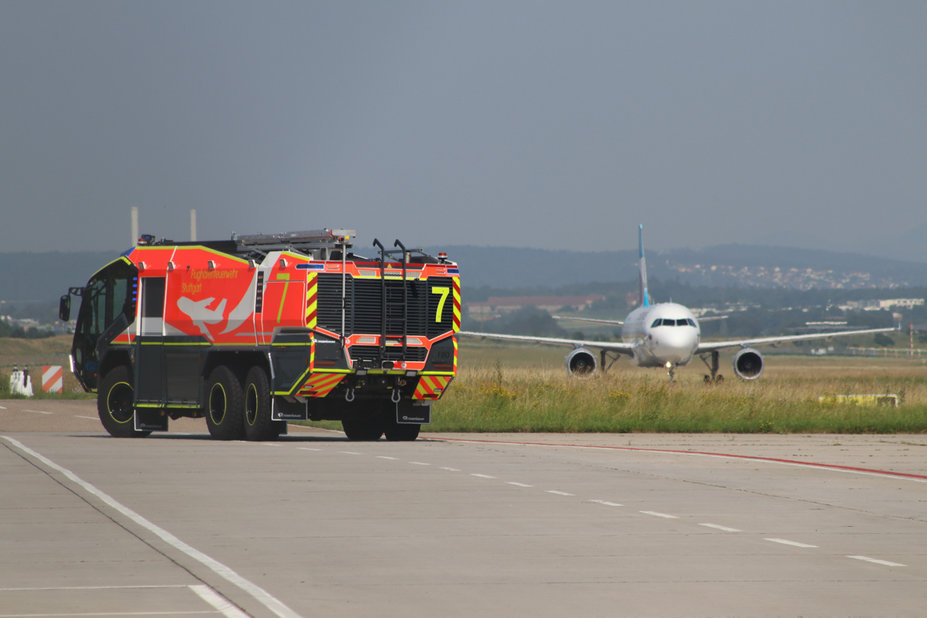 Eines der brandneuen Flugfeldlöschfahrzeuge Panther von Rosenbauer auf dem Vorfeld