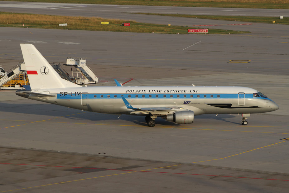 SP-LIM // Embraer ERJ-175LR (9 Jahre alt) // LOT (Retro Livery) // LO374 nach Warschau