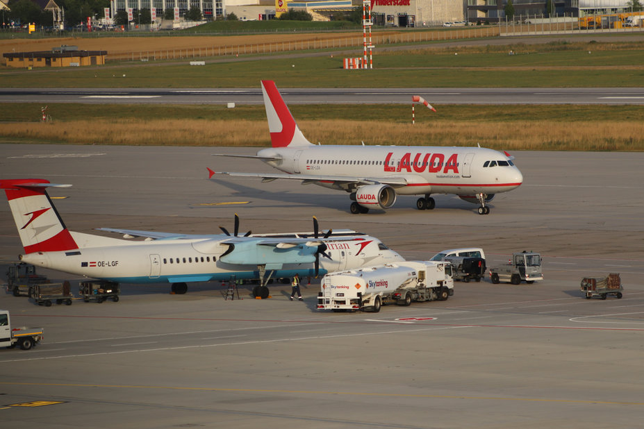 OE-LOA // Airbus A320-214 (12 Jahre alt) // Laudamotion // OE5957 nach Nizza<br /><br />OE-LGF // De Havilland Canada Dash 8-400 (17 Jahre alt) // Austrian Airlines // OS245 aus Graz