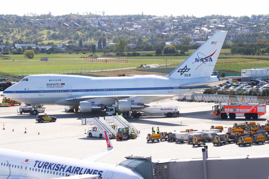 N747NA // Boeing 747SP-21 (42 Jahre alt) // NASA // am Flughafen Stuttgart während der Betankung