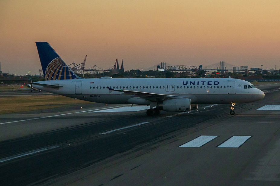 United A320 beim Überqueren der Bahn