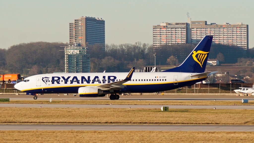 Und zuletzt EI-ENT Ryanair Boeing 737-800 für Lauda aus Budapest, im Hintergrund das Asemwaldviertel