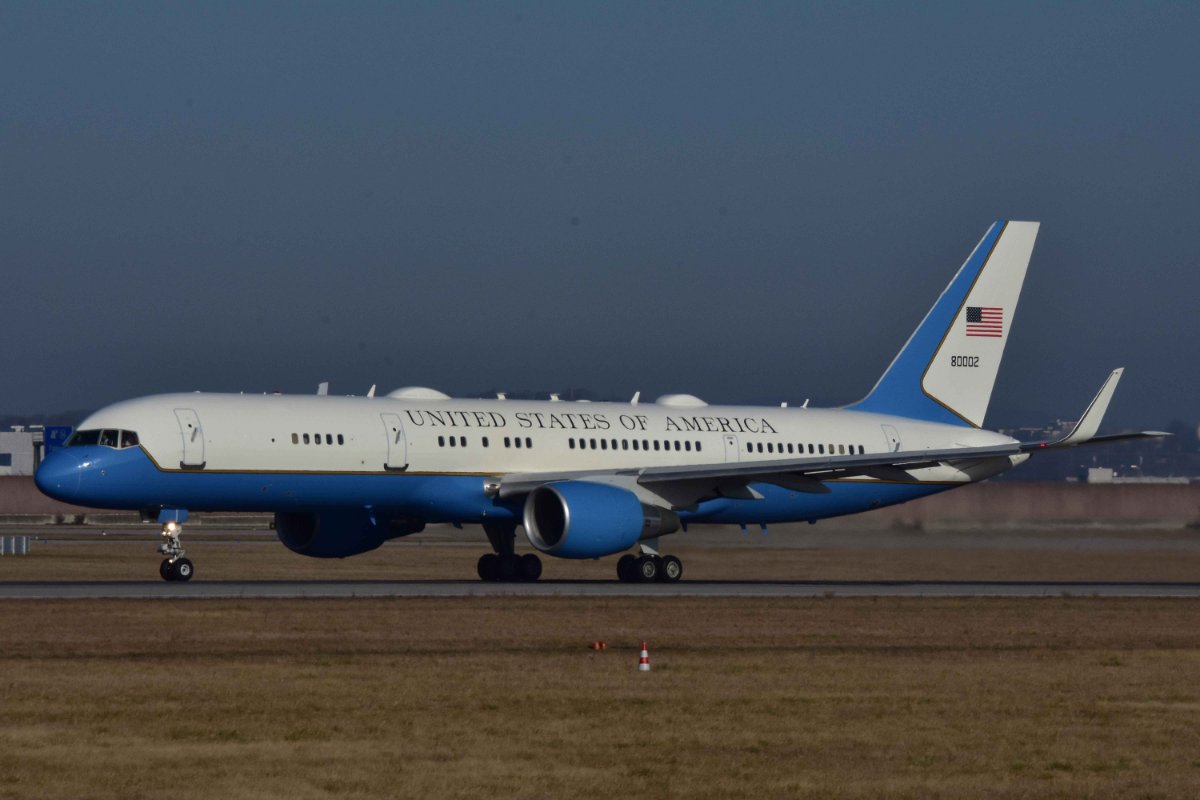 USAF 98-0002 Boeing C32A 26.012020.jpg