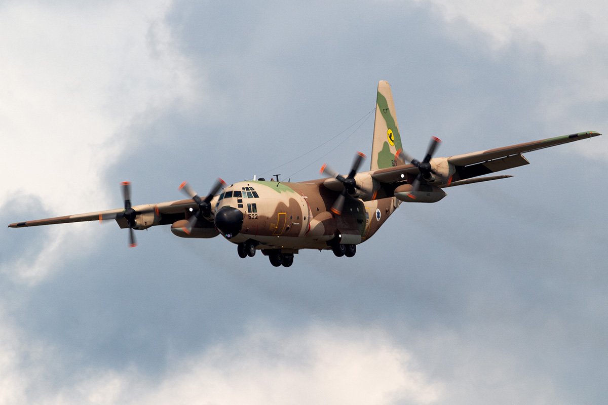 Im Anflug hatte die C130H schönes Licht und einen schönen Hintergrund.