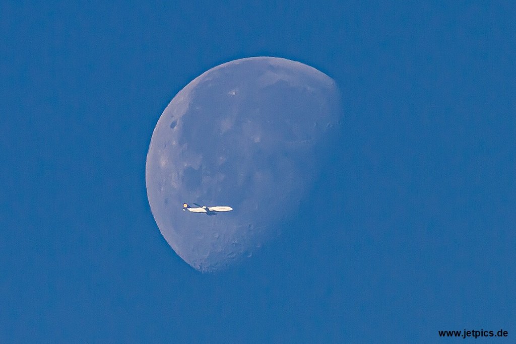 LH748Moon061120a.jpg
