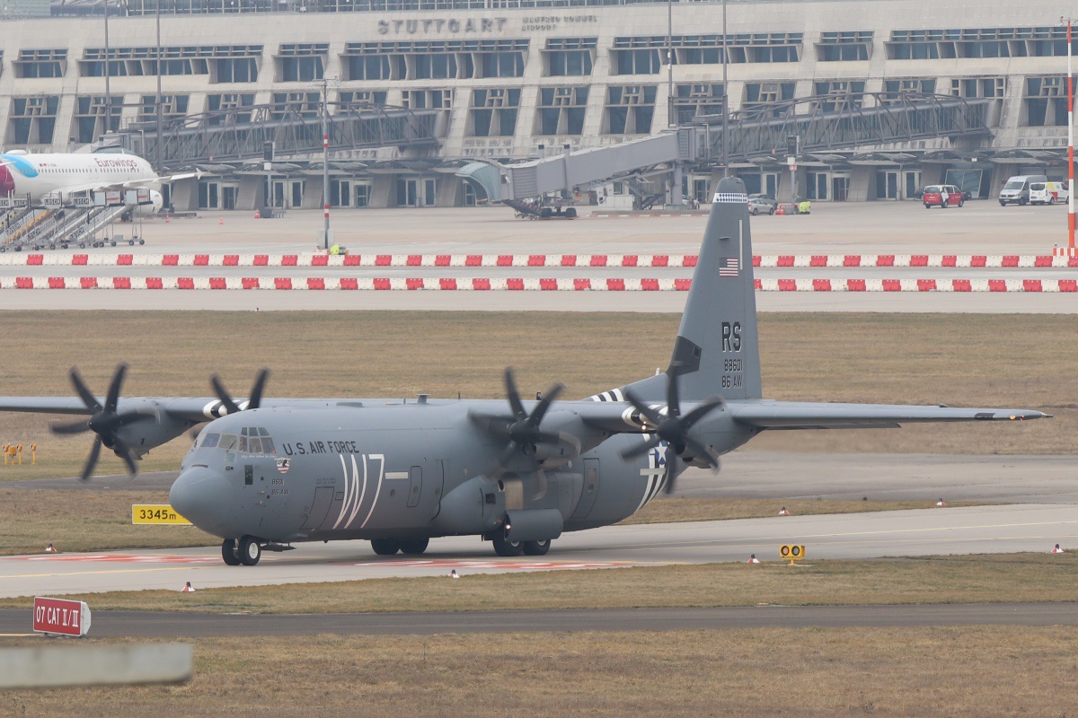 08-8601 | USAF United States Air Force | Lockheed Martin C-130J-30 Hercules | rollt zurück zum US Airfield am STR