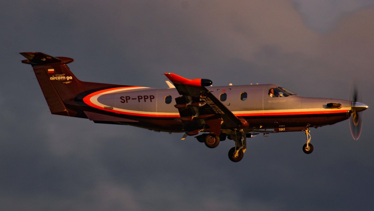 Toll lackierte PC-12 (SP-PPP) im schönen Licht mit ein paar dunklen Wolken im Hintergrund