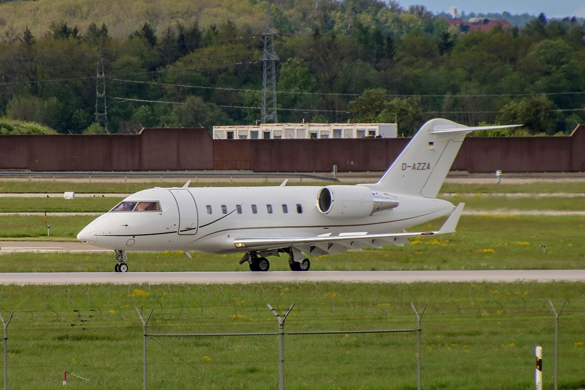 DC_Aviation Challenger 605 D-AZZA