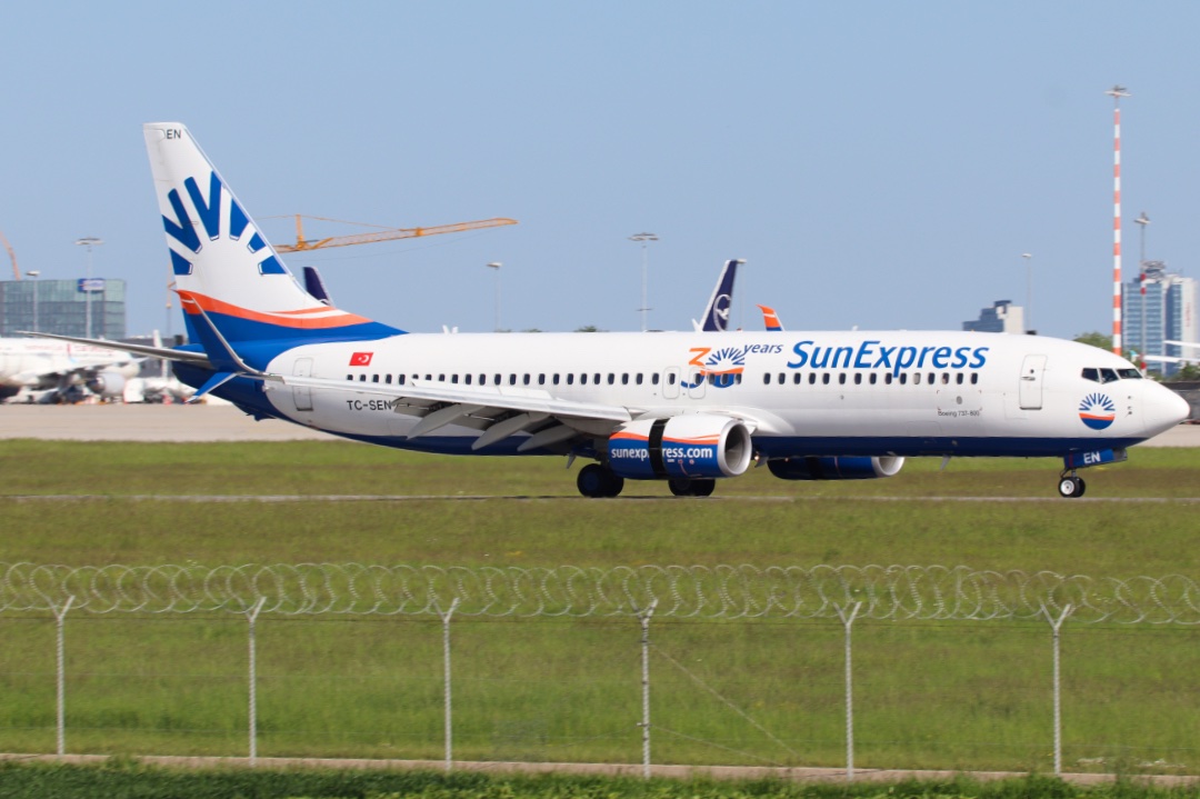 Boeing 737-8HC SunExpress TC-SEN