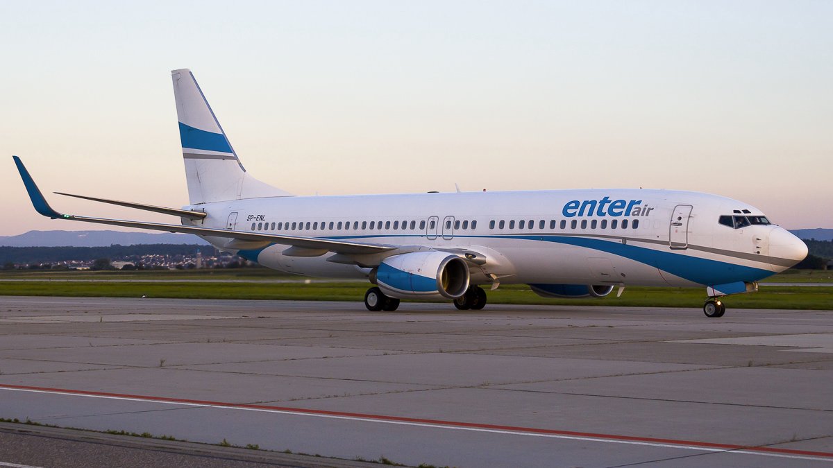 7 SP-ENL  Enter Air  Boeing 737-8CX  LIS-STR.jpg