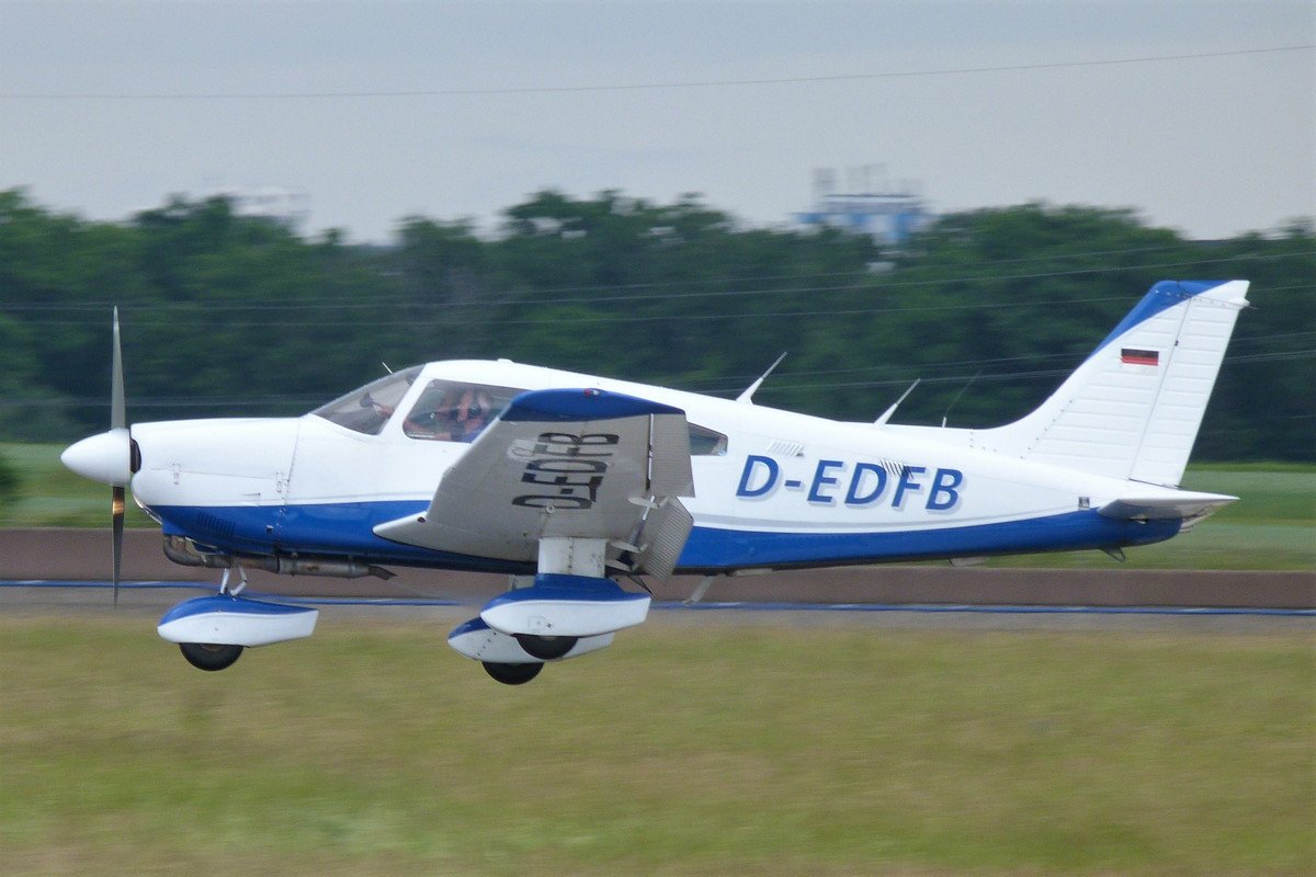 D-EDFB.    PA-28-181.    Flugschule Tannheim