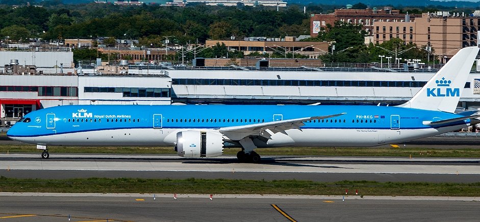 PH-BKG KLM Royal Dutch Airlines Boeing 787-10 Dreamliner.jpg