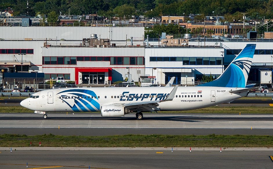 SU-GCP EgyptAir Boeing 737-866(WL).jpg