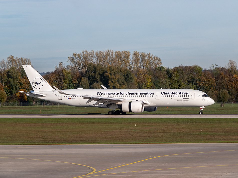 D-AIVD Lufthansa Airbus A350-941 (3).jpg