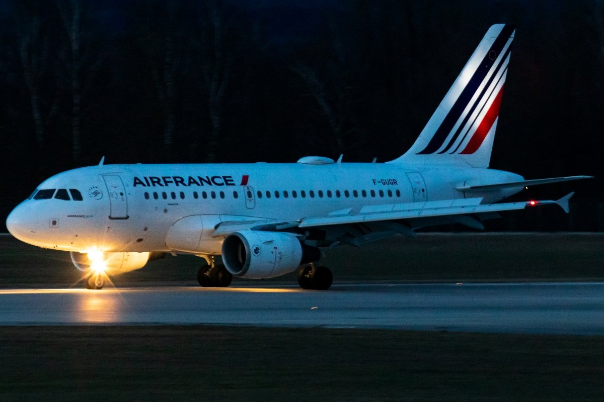 und der Air France A318 in ziemlicher Dunkelheit..