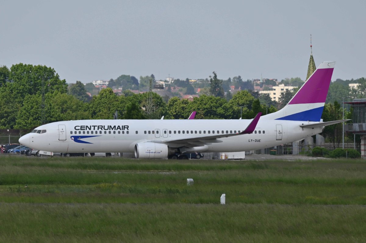 LY-DUE Centrum Air Boeing 737-8FE.JPG