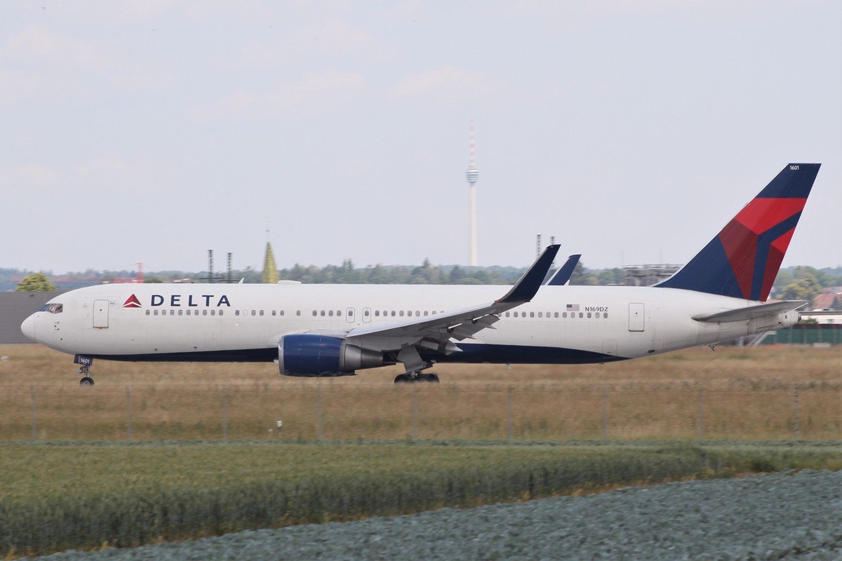 N169DZ 767-332(ER) Delta Airlines