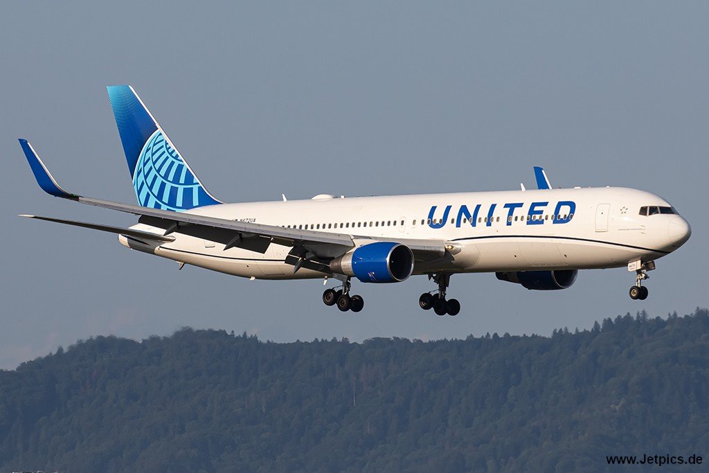 N672UA230723.jpg