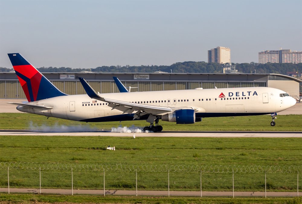 Delta Air Lines / N1200K / Boeing 767-332(ER)