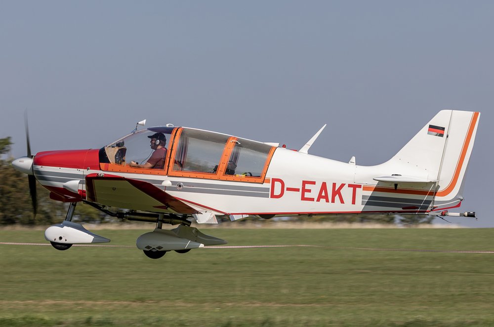 Private / D-EAKT / Robin DR400/180R Remorqueur