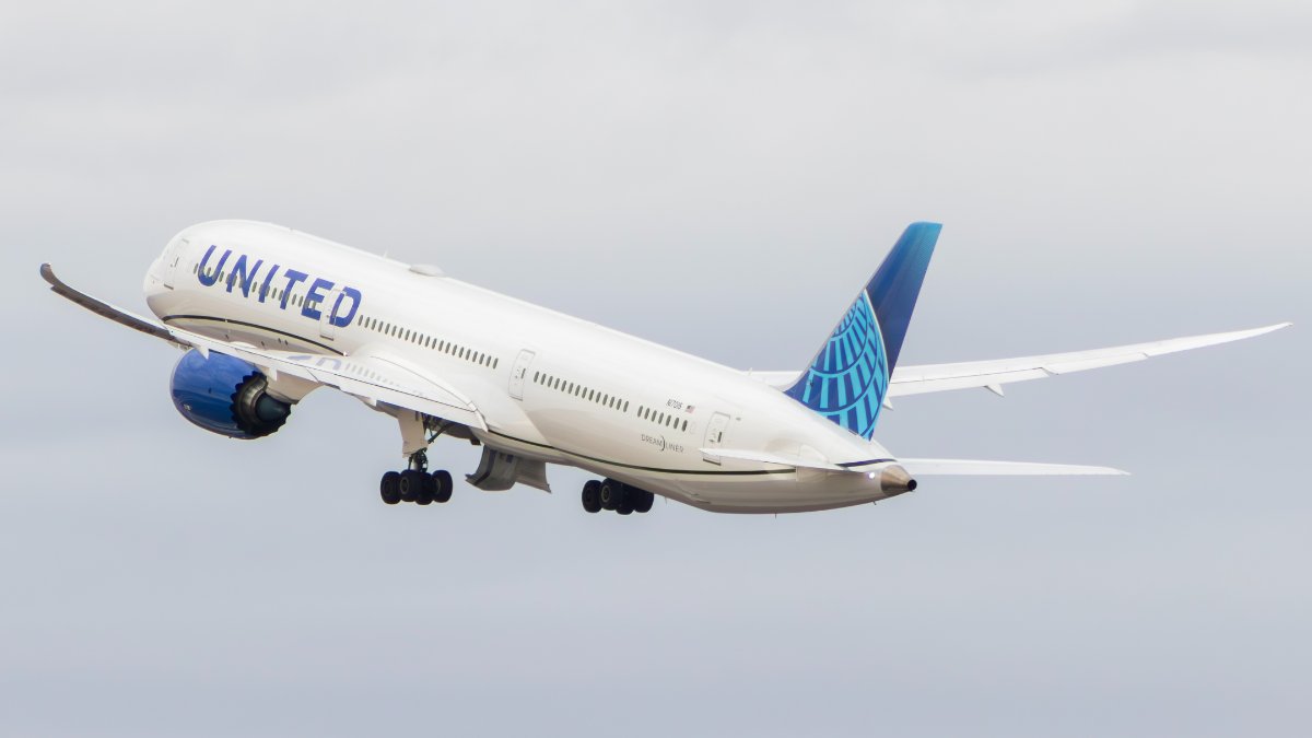 United N17015 B787-10